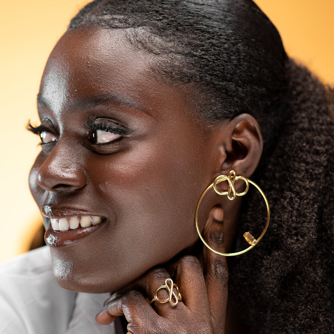Rentrée 2025 : 05 Bijoux Ethniques africains à opter pour un look professionnel sombre et élégant