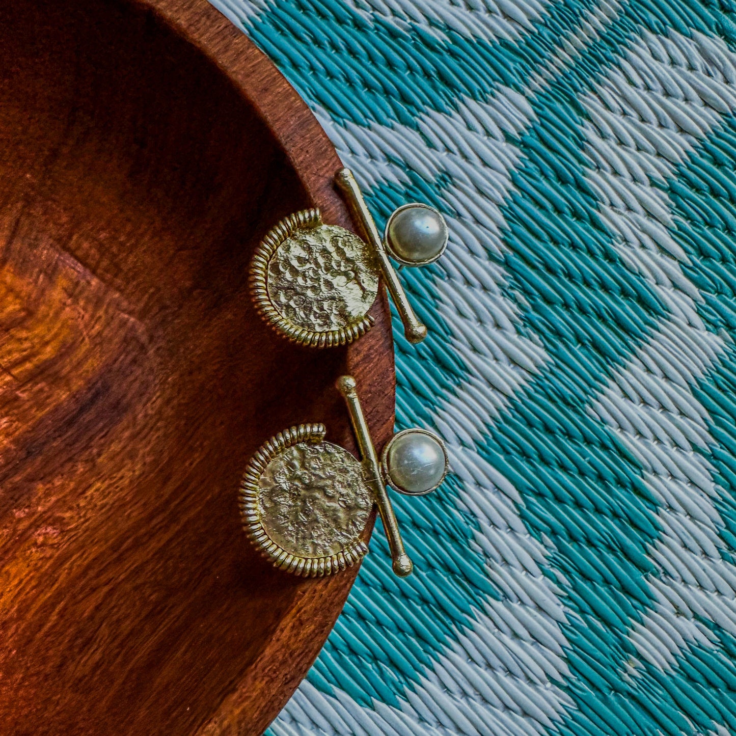 Boucles d’oreille en bronze Malaïka avec des perles blanches