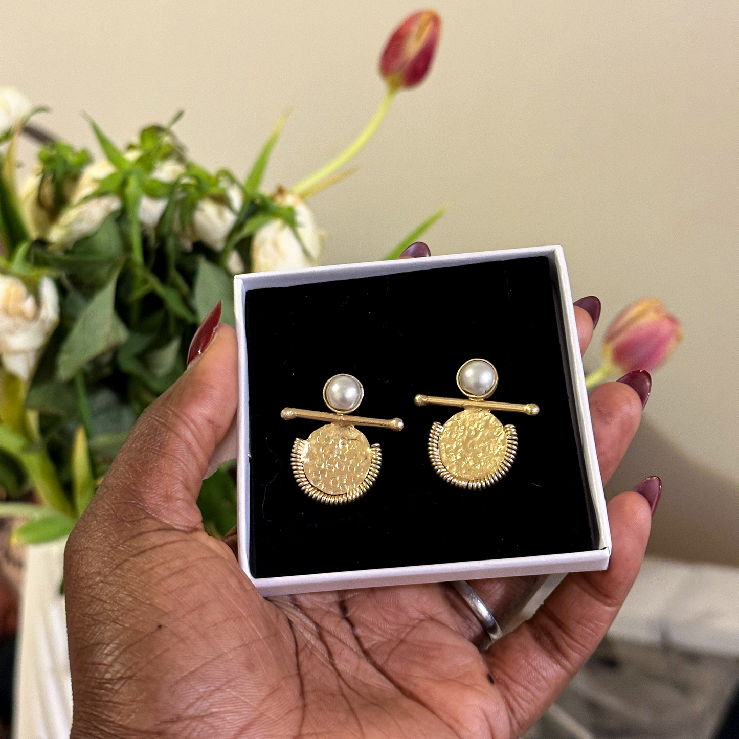 Boucles d’oreille en bronze Malaïka avec des perles blanches