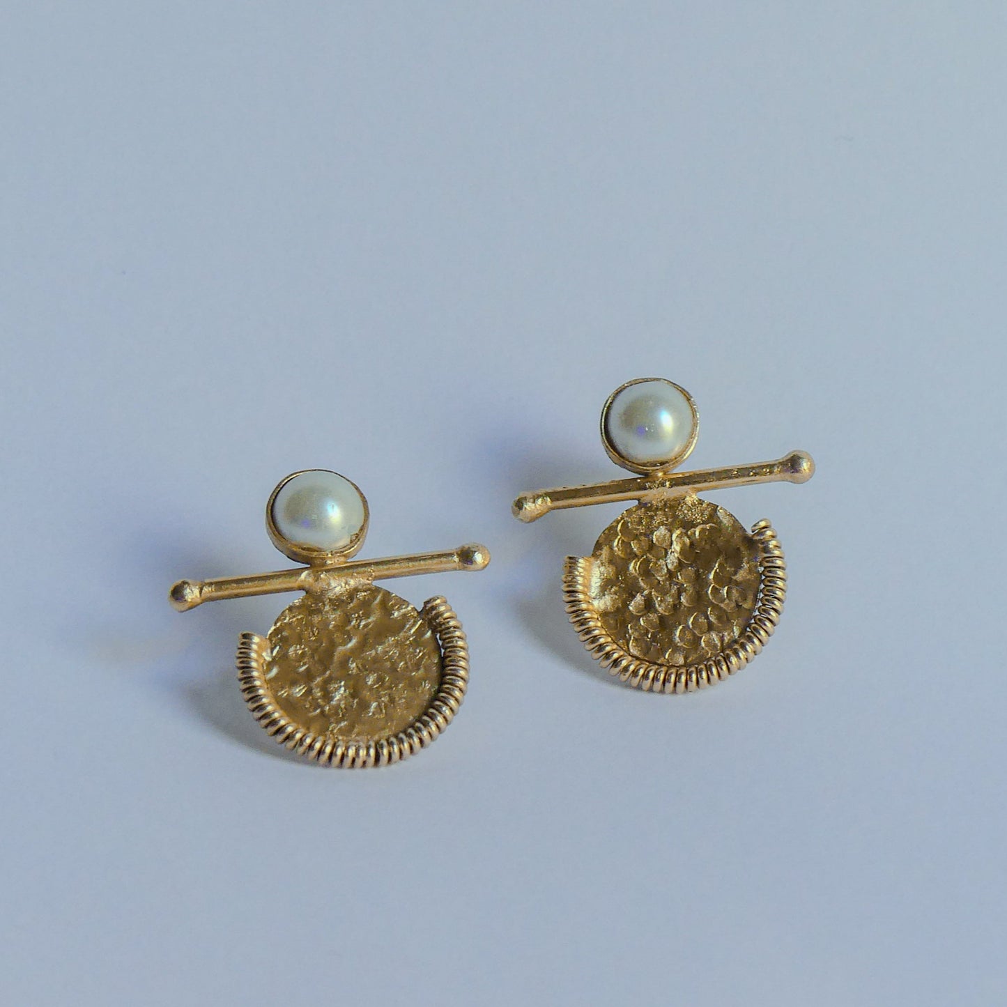 Boucles d’oreille en bronze Malaïka avec des perles blanches