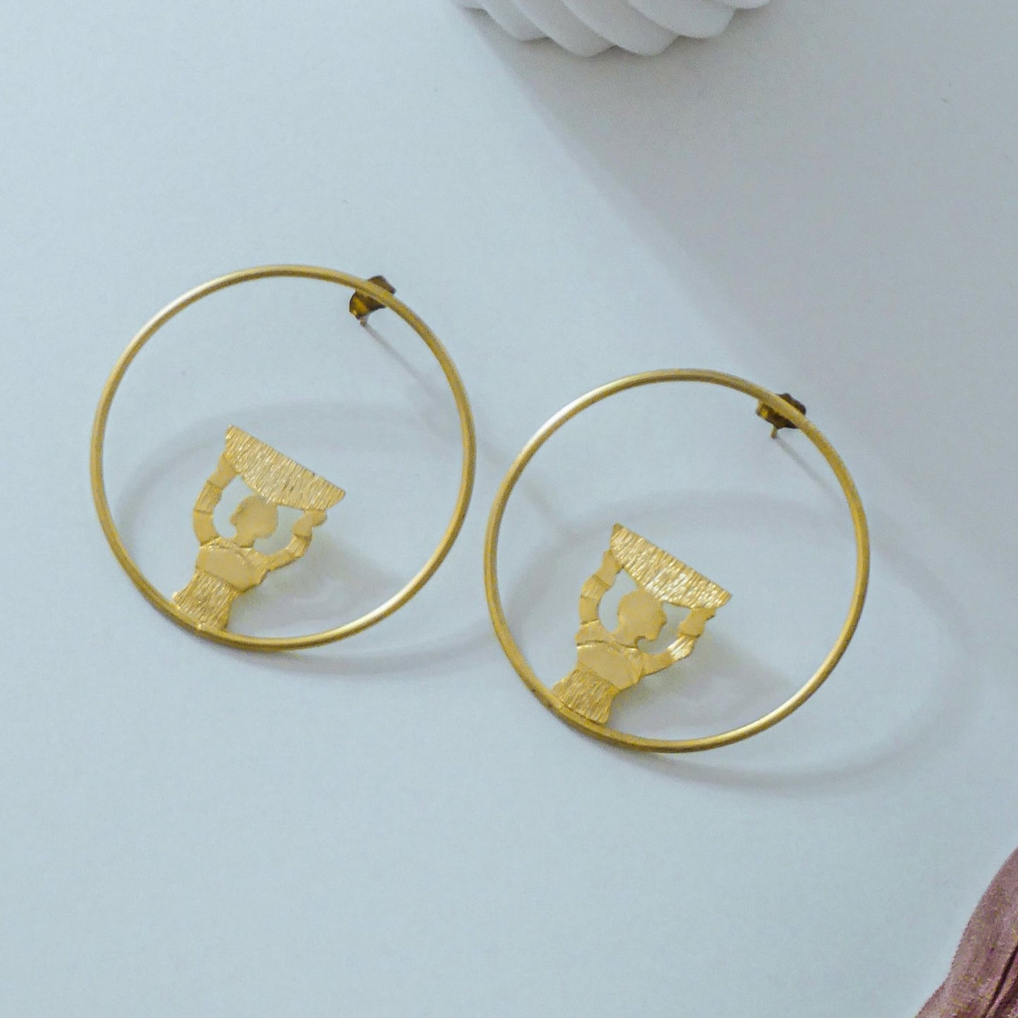 Boucles d'oreille Créoles femme porteuse