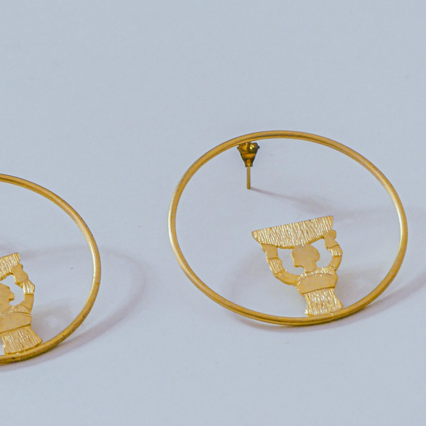 Boucles d'oreille Créoles femme porteuse