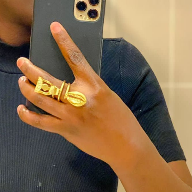 Bague Ethnique en Bronze Ndew Femme porteuse