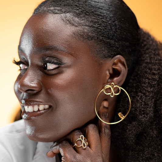 Rentrée 2025 : 05 Bijoux Ethniques africains à opter pour un look professionnel sombre et élégant