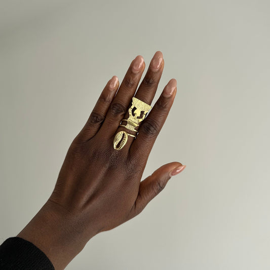 Bague Ethnique en Bronze Ndew Femme porteuse