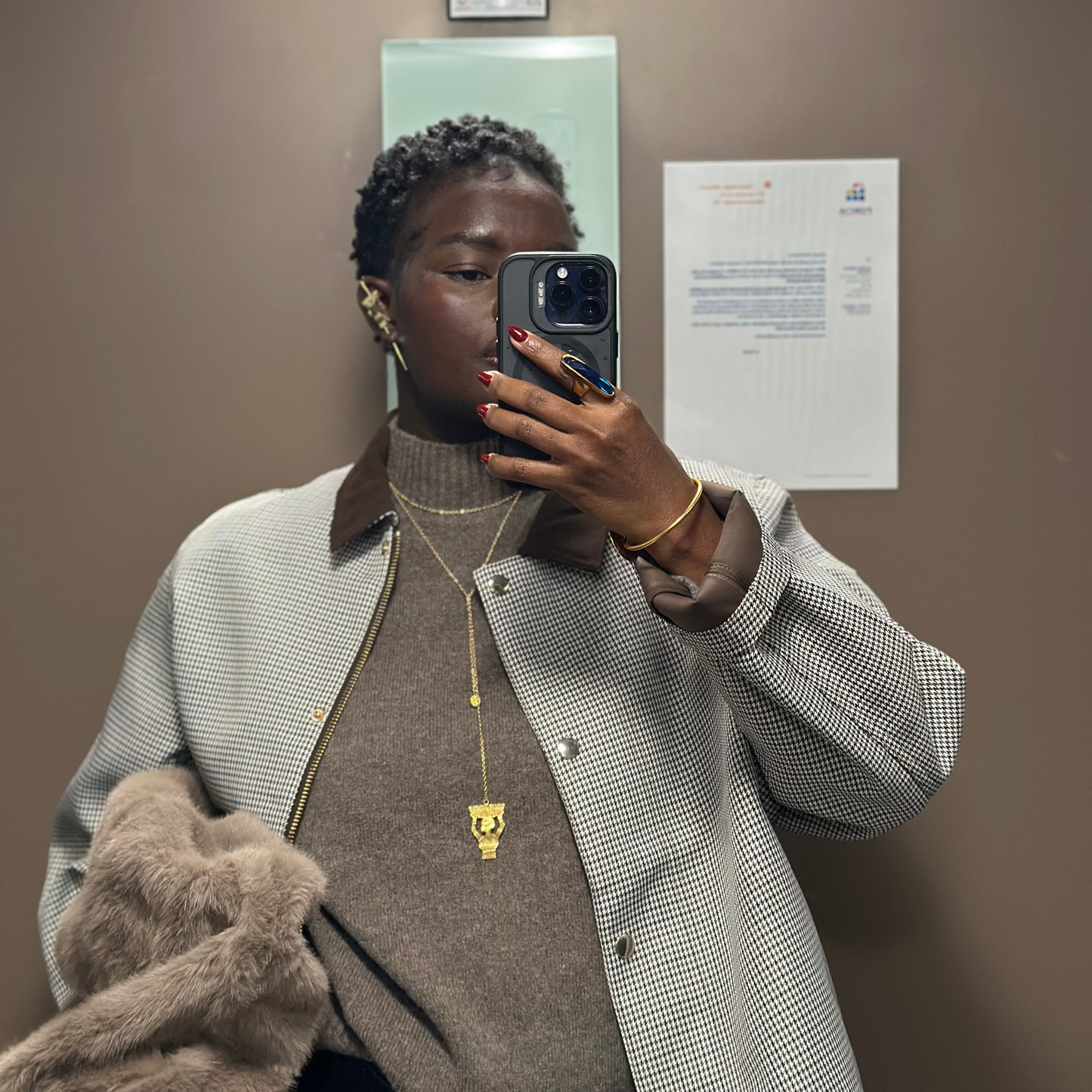 Collier femme porteuse