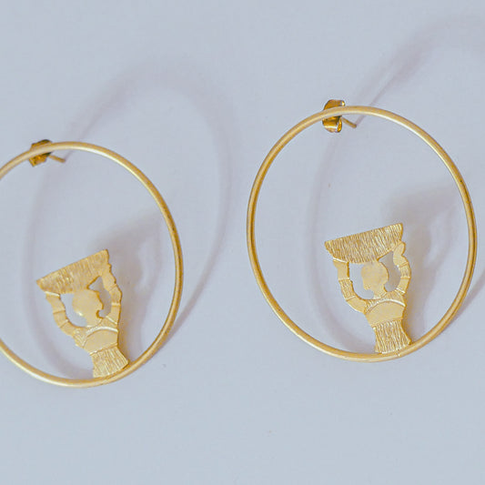 Boucles d'oreille en Bronze rondes femme porteuse